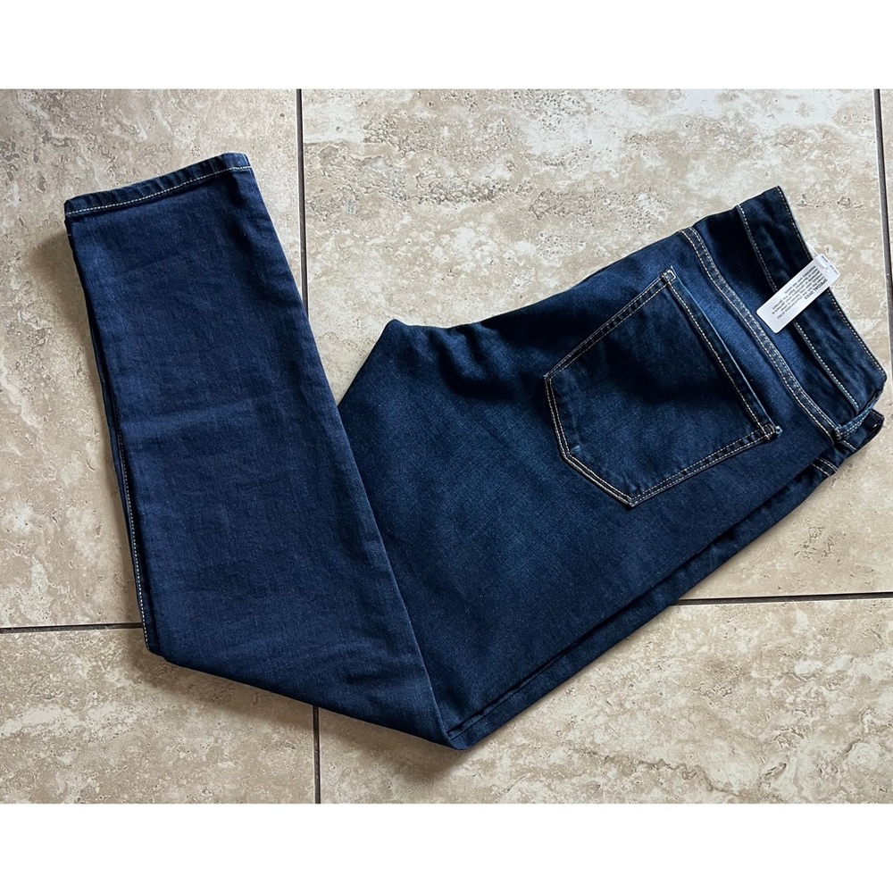 NEW Arizona Jeans Women's Size 17
Average Blue Denim Stretch